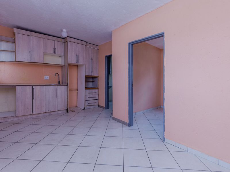 Charming 1-bedroom Apartment in Randfontein Central, Perfect For First- Time Buyers or Investors! - Photo 4