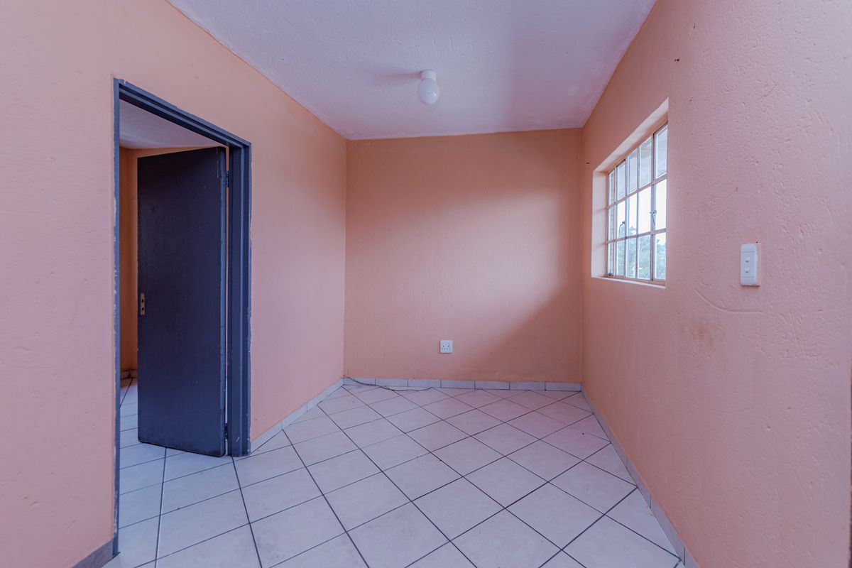 Charming 1-bedroom Apartment in Randfontein Central, Perfect For First- Time Buyers or Investors! - Photo 3