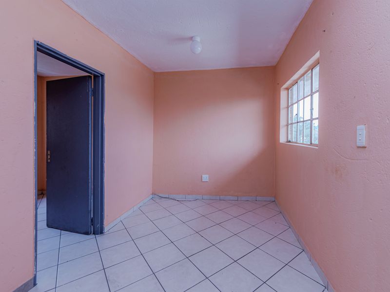 Charming 1-bedroom Apartment in Randfontein Central, Perfect For First- Time Buyers or Investors! - Photo 3