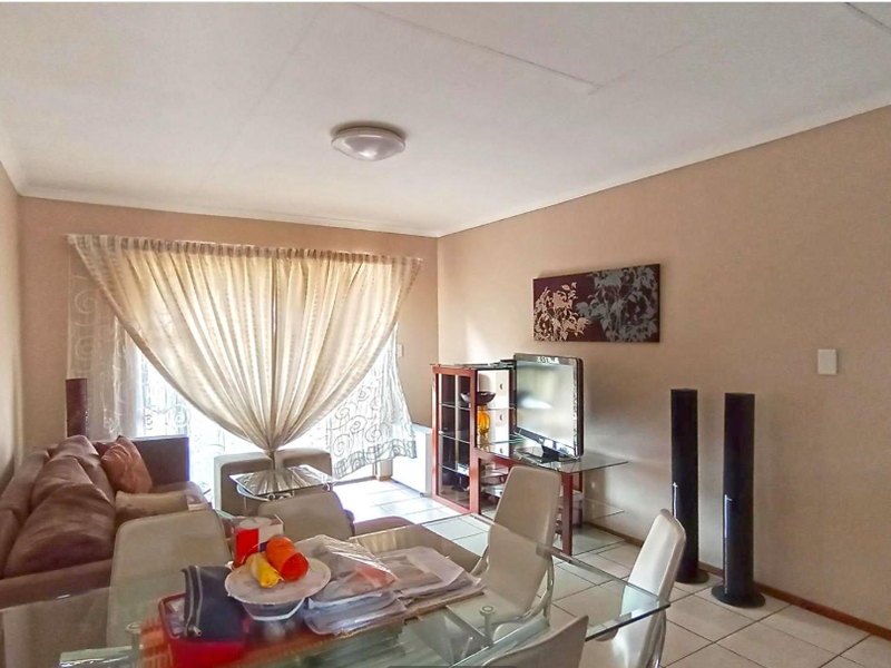 Neat and Spacious Apartment in Secure Estate for Only R580000 - Photo 4