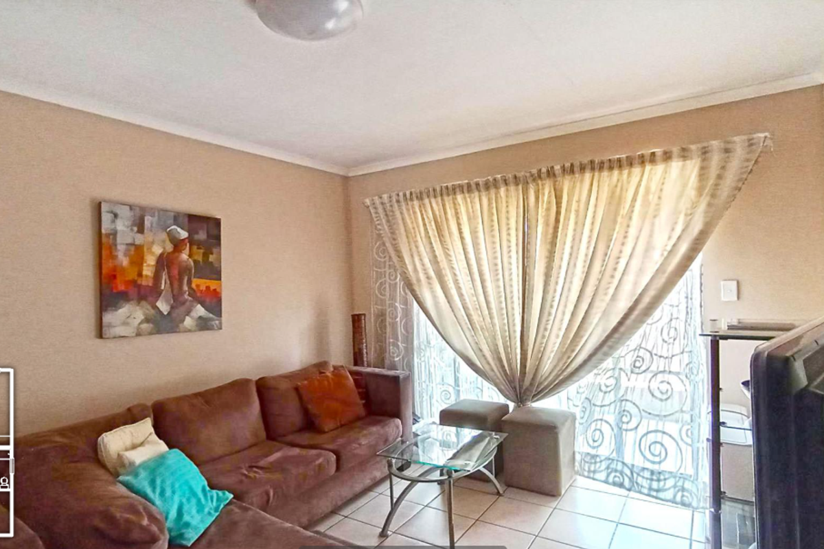 Neat and Spacious Apartment in Secure Estate for Only R580000 - Photo 5