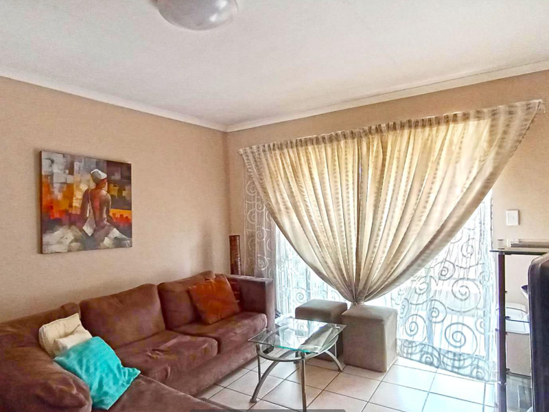 Neat and Spacious Apartment in Secure Estate for Only R580000 - Photo 5