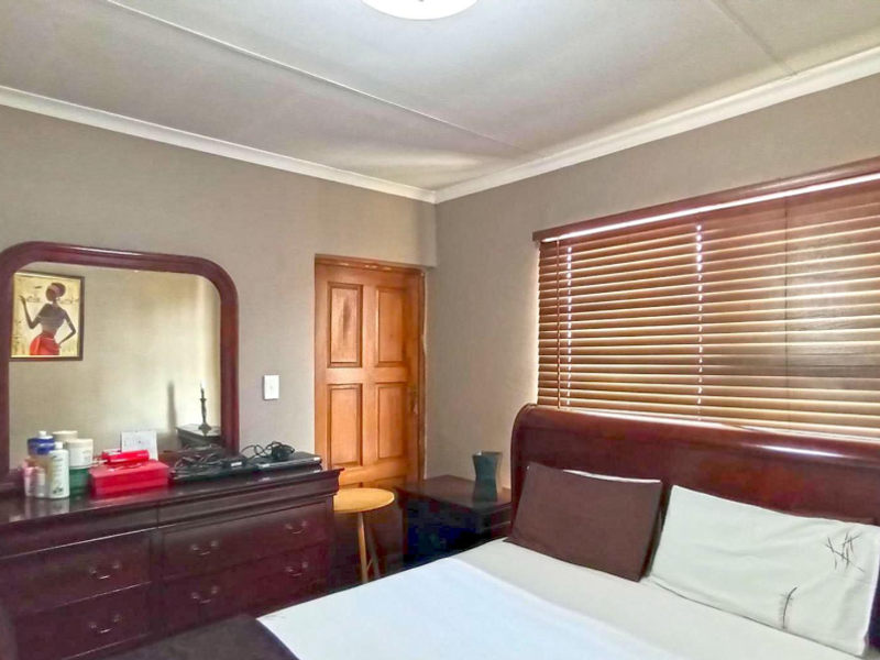 Neat and Spacious Apartment in Secure Estate for Only R580000 - Photo 3