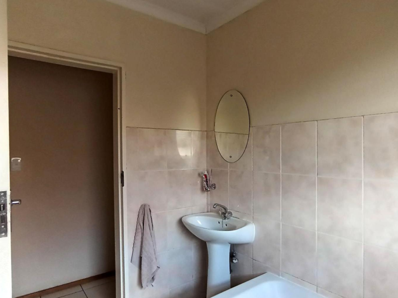 Neat and Spacious Apartment in Secure Estate for Only R580000 - Photo 9