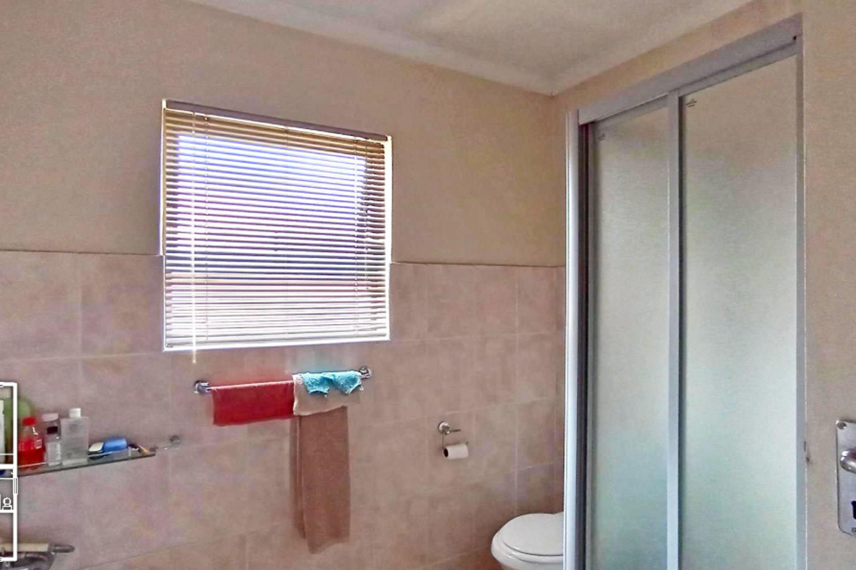 Neat and Spacious Apartment in Secure Estate for Only R580000 - Photo 2