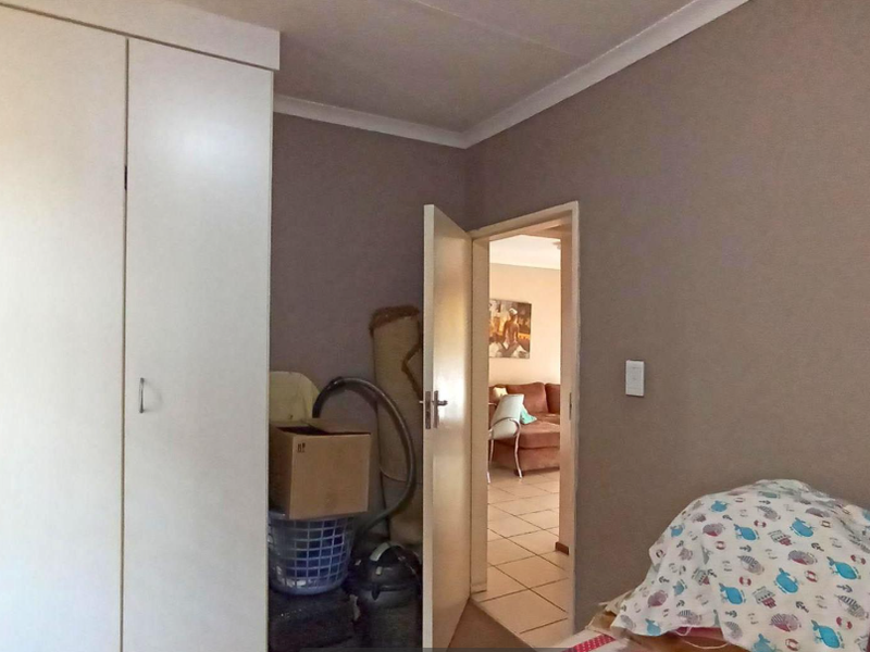 Neat and Spacious Apartment in Secure Estate for Only R580000 - Photo 8