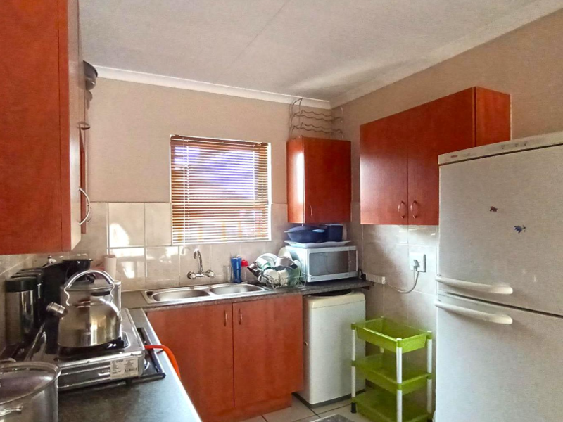 Neat and Spacious Apartment in Secure Estate for Only R580000 - Photo 6