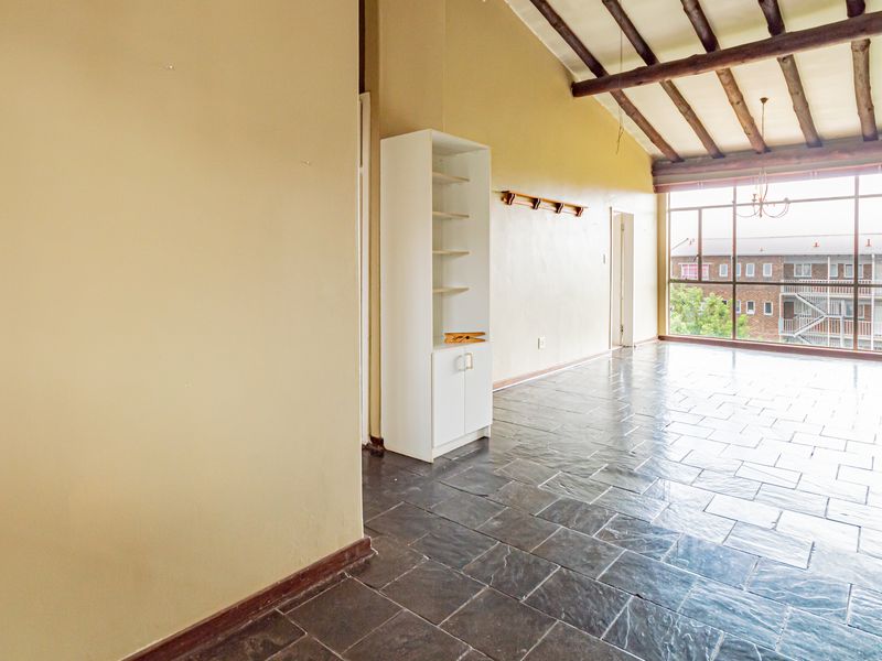 Huge one bedroom unit in very well kept complex - Photo 6