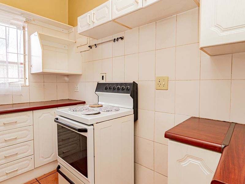 Huge one bedroom unit in very well kept complex - Photo 10