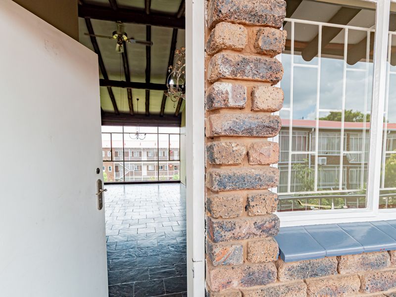 Huge one bedroom unit in very well kept complex - Photo 5