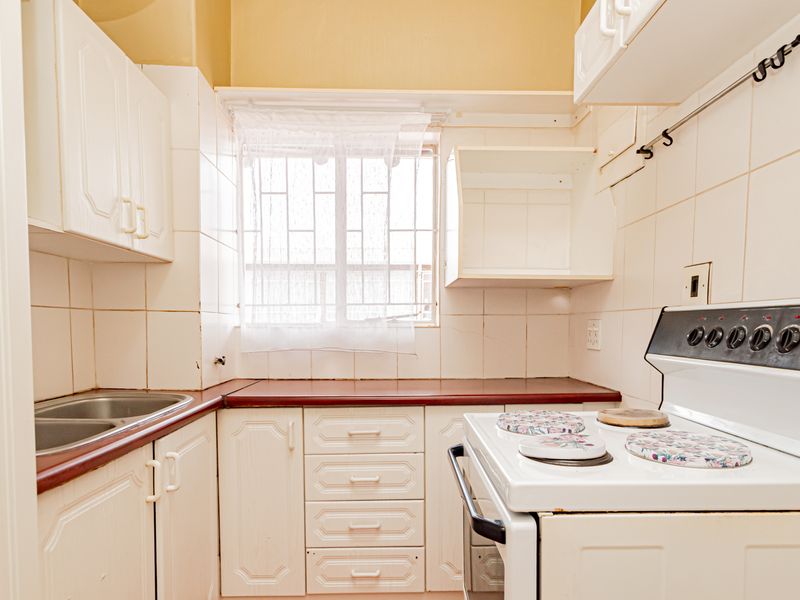 Huge one bedroom unit in very well kept complex - Photo 2