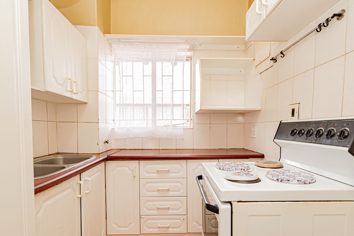 Huge one bedroom unit in very well kept complex - Photo 2