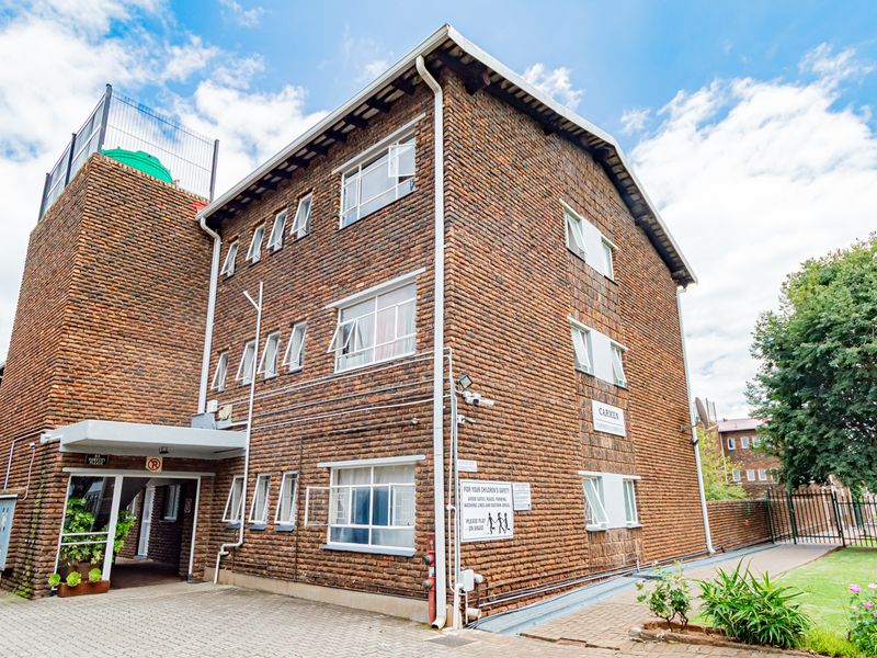 Huge one bedroom unit in very well kept complex - Photo 3