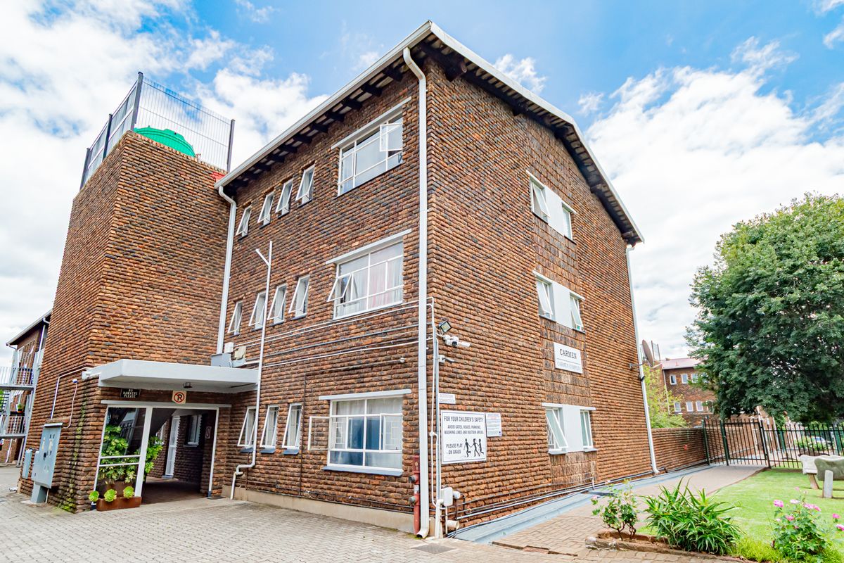 Huge one bedroom unit in very well kept complex - Photo 3