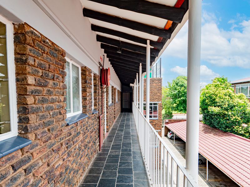 Huge one bedroom unit in very well kept complex - Photo 4