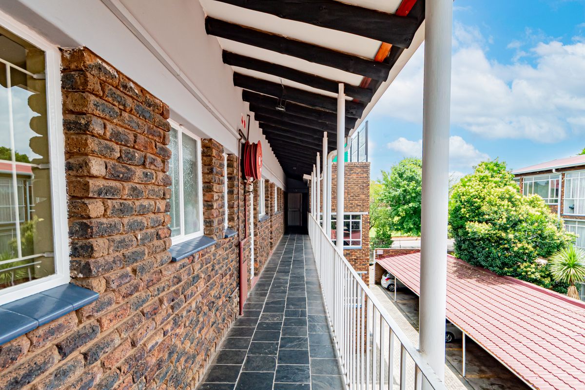 Huge one bedroom unit in very well kept complex - Photo 4