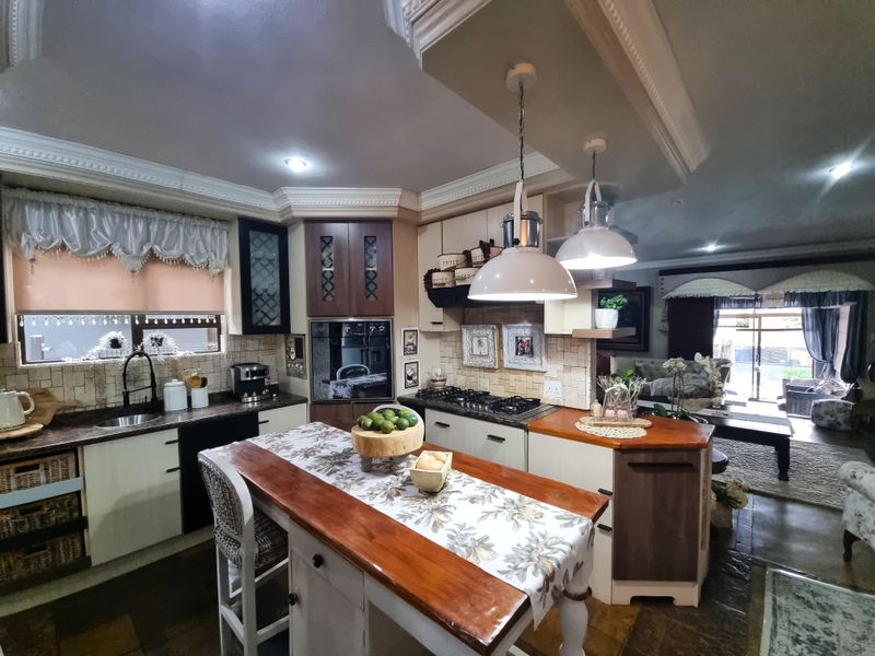 Elegant 4-Bedroom Home for Sale in Boschdal, Rustenburg - Photo 2