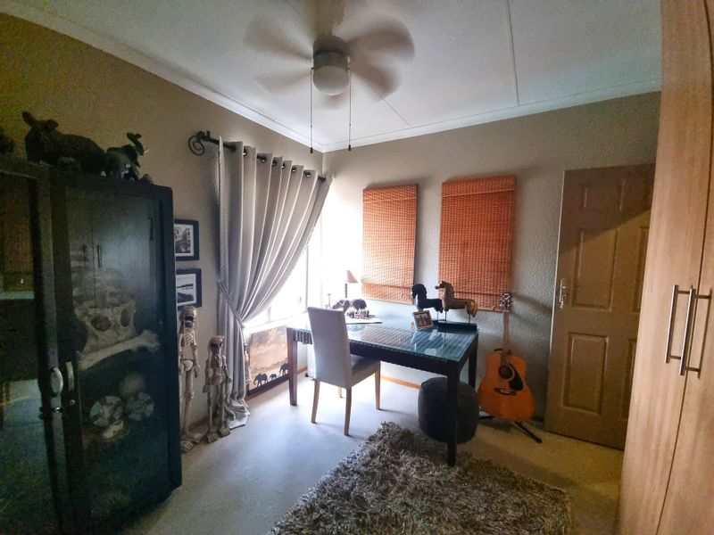 Elegant 4-Bedroom Home for Sale in Boschdal, Rustenburg - Photo 9