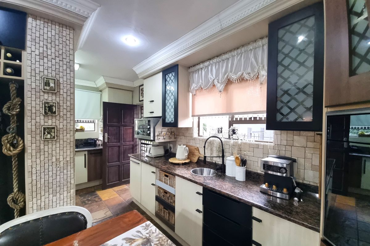 Elegant 4-Bedroom Home for Sale in Boschdal, Rustenburg - Photo 3