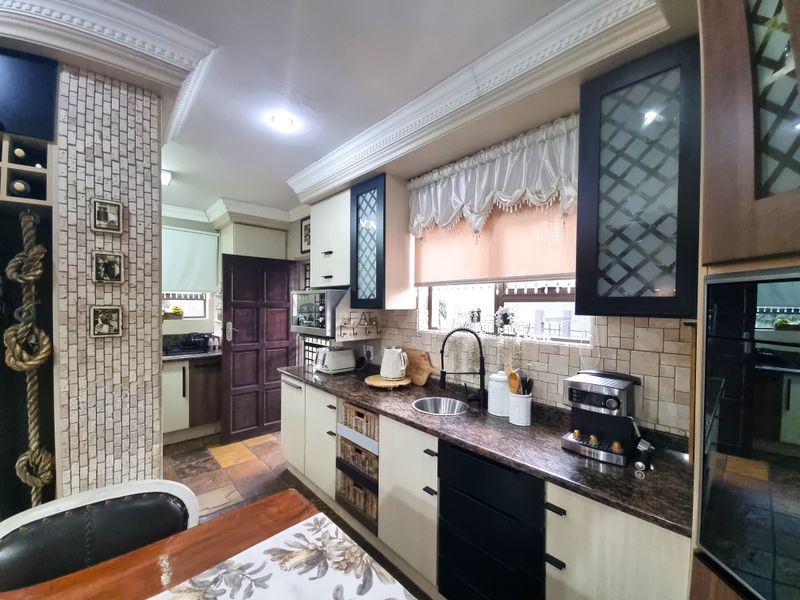 Elegant 4-Bedroom Home for Sale in Boschdal, Rustenburg - Photo 3