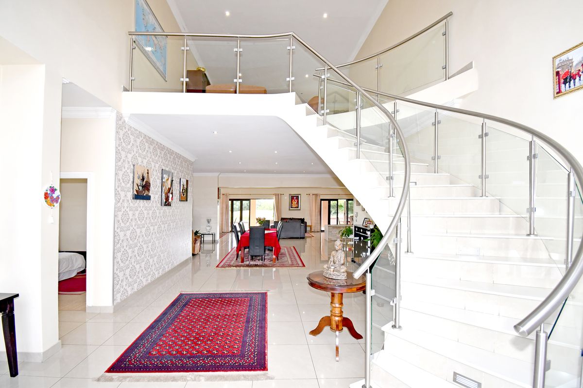 5 Bedroom Residence sweeping on the 16th Fairway greens - Photo 5