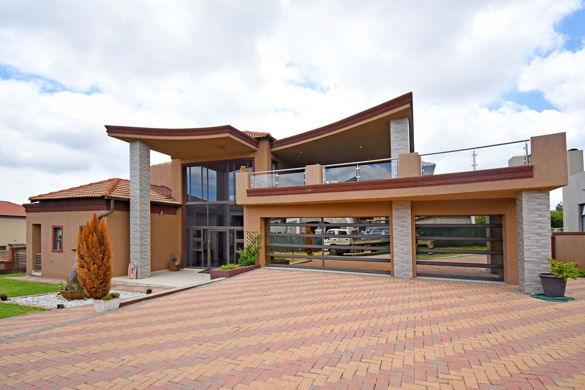 5 Bedroom Residence sweeping on the 16th Fairway greens - Photo 2