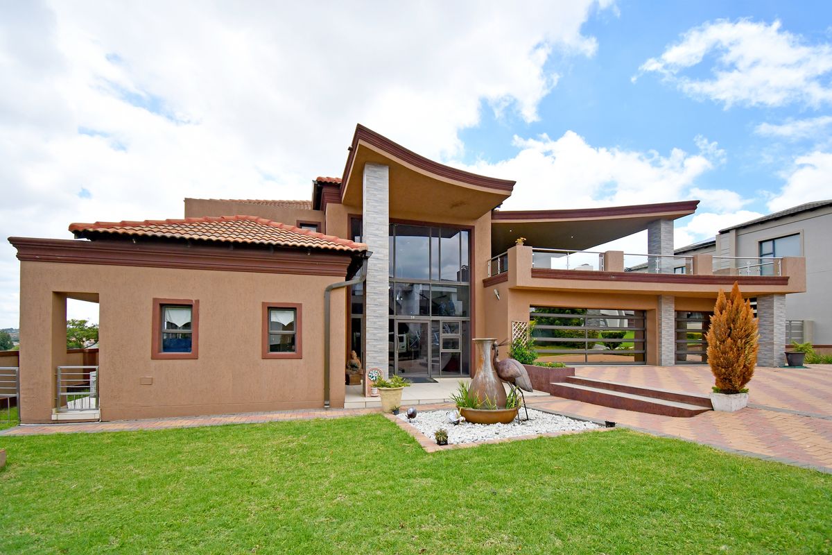 5 Bedroom Residence sweeping on the 16th Fairway greens - Photo 3