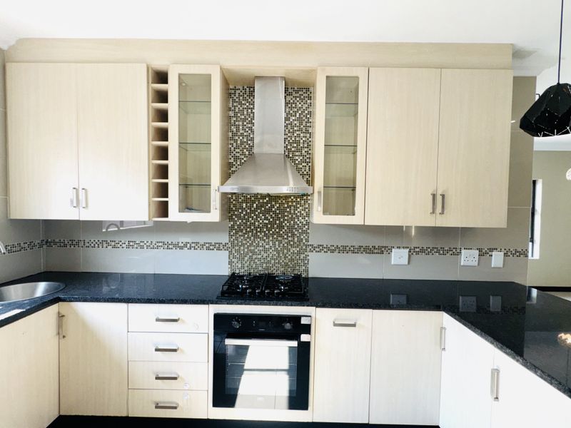 Effortless luxury, intelligent design, absolute privacy. Contemporary home in Thatchfield Hills. - Photo 5