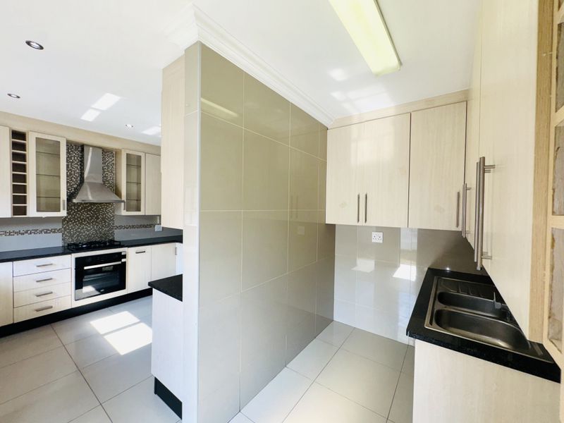 Effortless luxury, intelligent design, absolute privacy. Contemporary home in Thatchfield Hills. - Photo 9