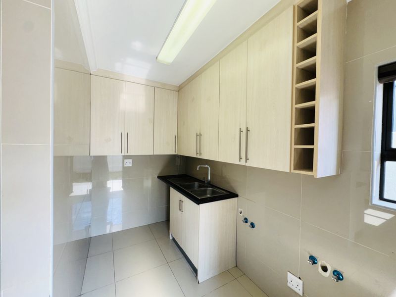 Effortless luxury, intelligent design, absolute privacy. Contemporary home in Thatchfield Hills. - Photo 8