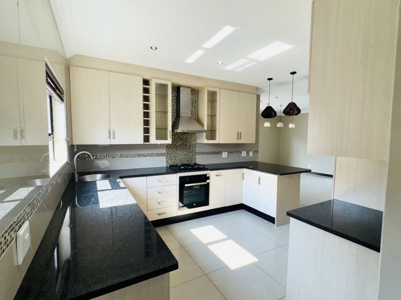 Effortless luxury, intelligent design, absolute privacy. Contemporary home in Thatchfield Hills. - Photo 4