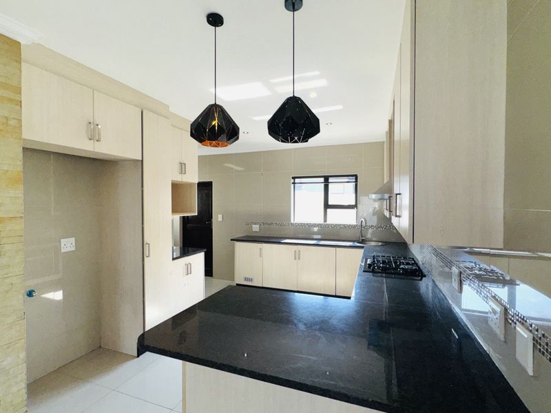 Effortless luxury, intelligent design, absolute privacy. Contemporary home in Thatchfield Hills. - Photo 3