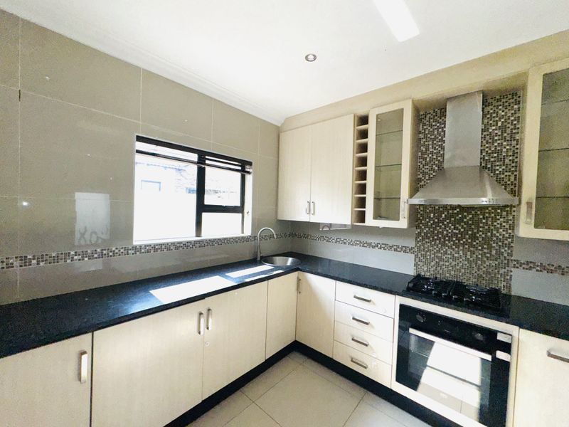 Effortless luxury, intelligent design, absolute privacy. Contemporary home in Thatchfield Hills. - Photo 6