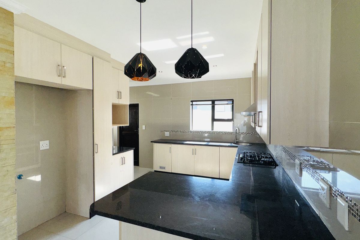 Effortless luxury, intelligent design, absolute privacy. Contemporary home in Thatchfield Hills. - Photo 3