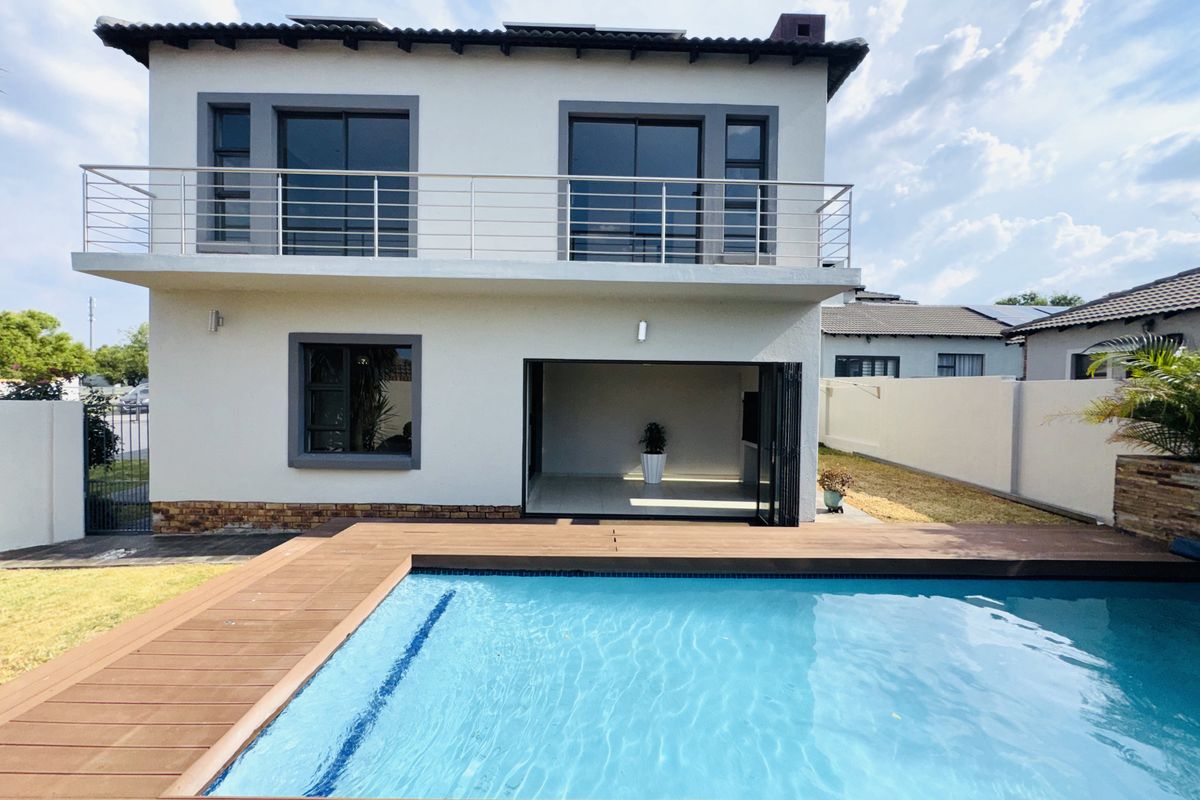 Effortless luxury, intelligent design, absolute privacy. Contemporary home in Thatchfield Hills. - Photo 2