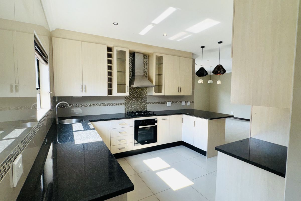 Effortless luxury, intelligent design, absolute privacy. Contemporary home in Thatchfield Hills. - Photo 4
