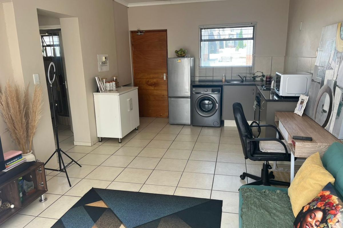 Modern Top-Floor 1 Bedroom Apartment for Sale in St Aidan, Barbeque Downs - Photo 4