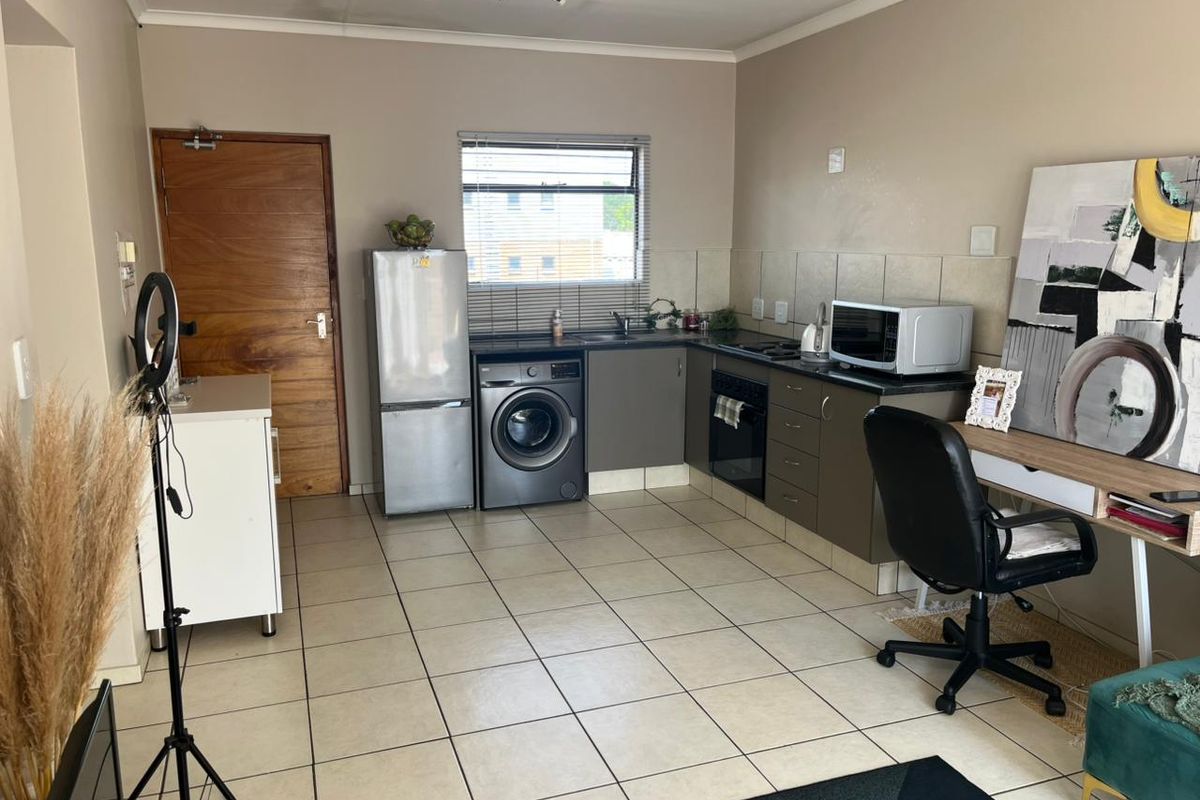 Modern Top-Floor 1 Bedroom Apartment for Sale in St Aidan, Barbeque Downs - Photo 5