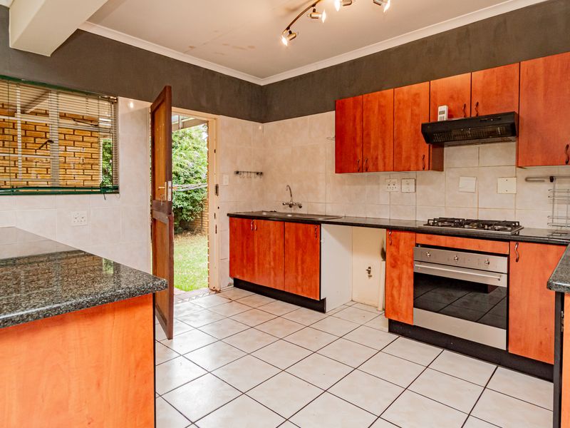 Lovely 3 bedroom house in security estate. - Photo 2