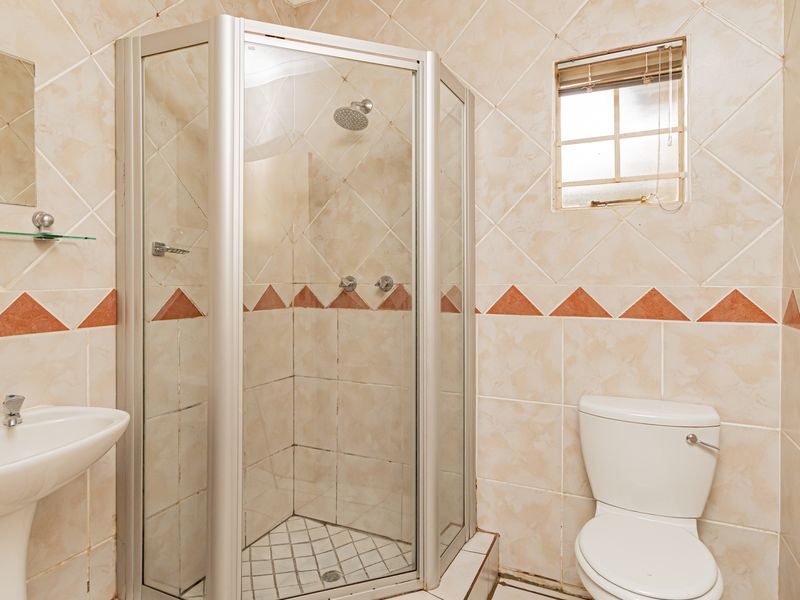 Lovely 3 bedroom house in security estate. - Photo 9