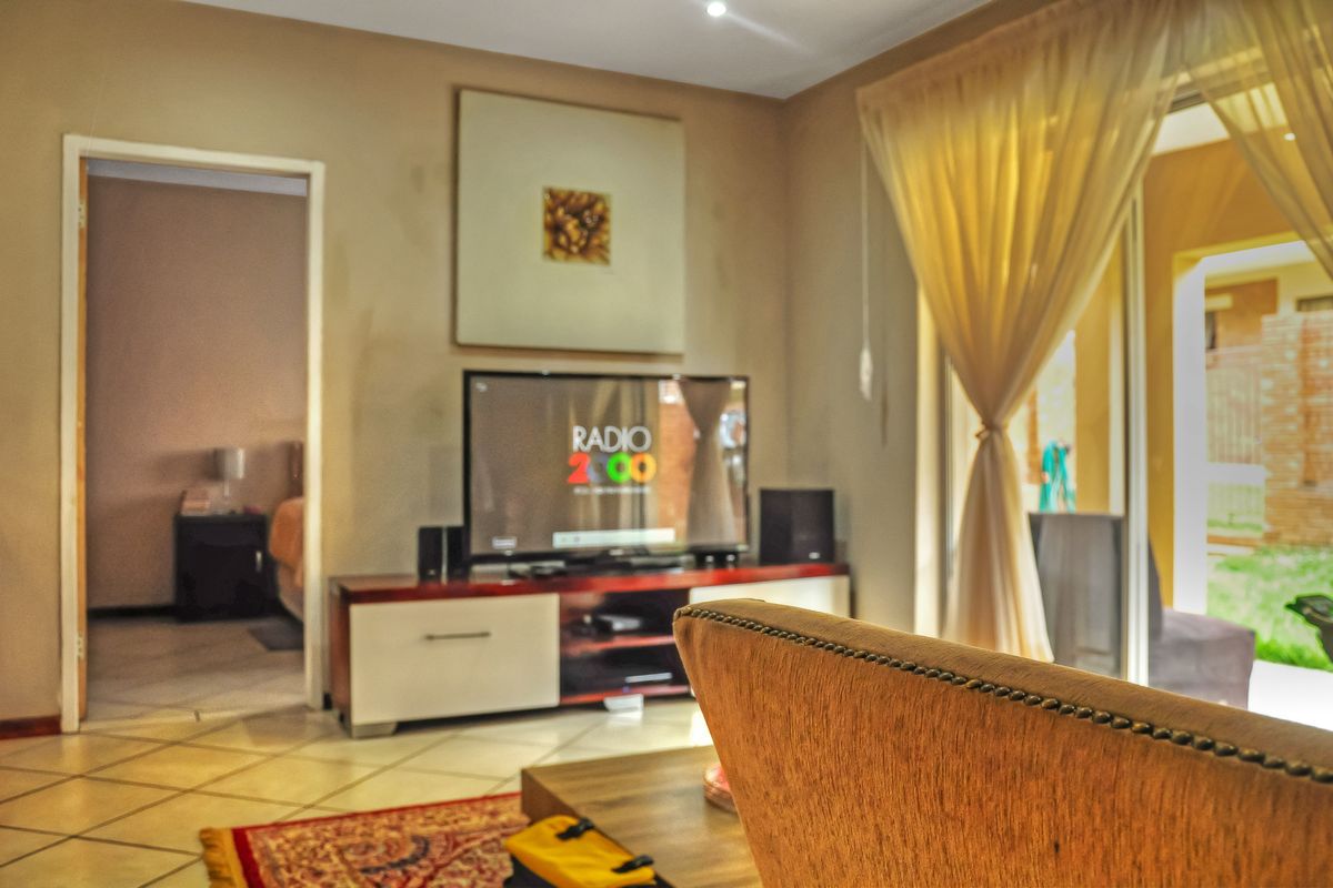 Three-Bedroom, Two full bathroom Ground Floor Apartment for Sale - Photo 4