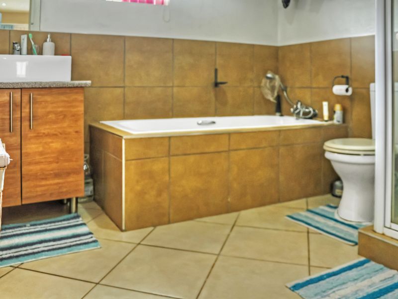 Three-Bedroom, Two full bathroom Ground Floor Apartment for Sale - Photo 9