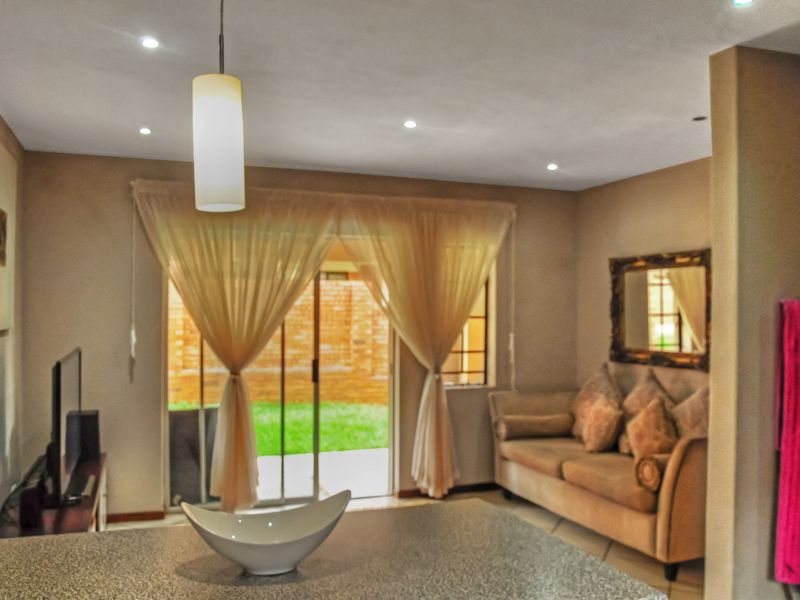 Three-Bedroom, Two full bathroom Ground Floor Apartment for Sale - Photo 5