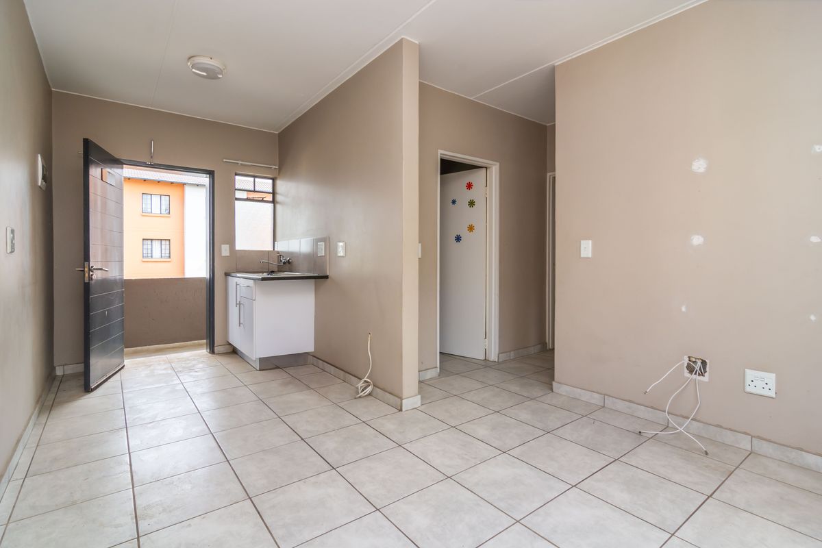 Modern 2-Bedroom Apartment for Sale in Roodepoort | Fleurhof Ext.7 - Photo 4