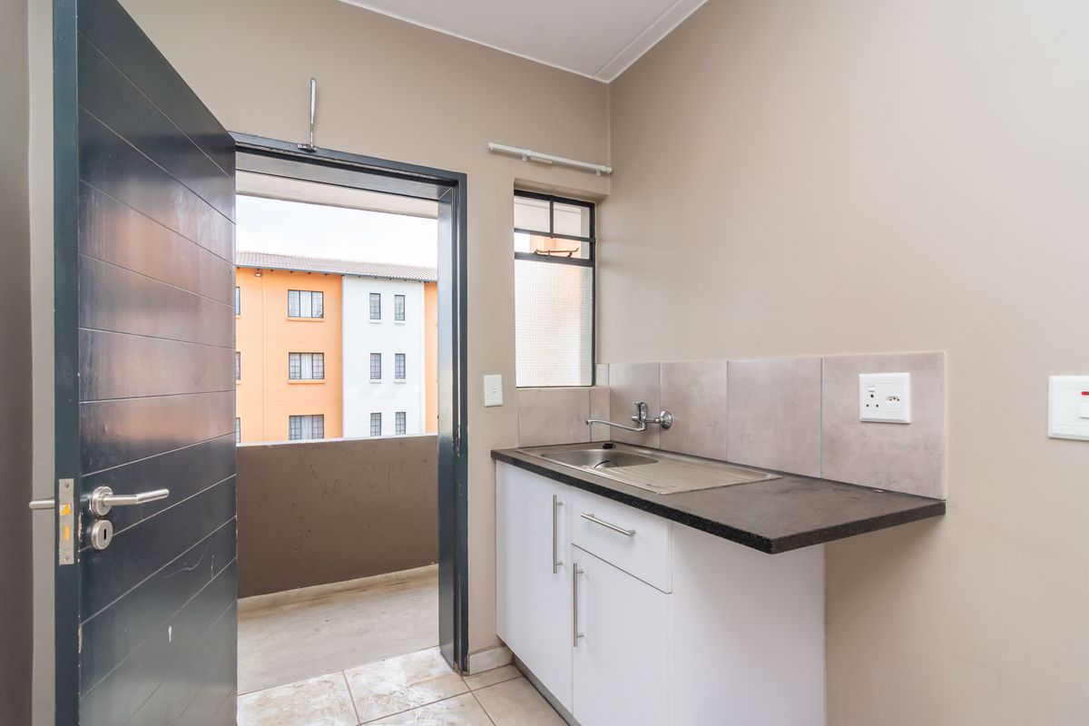 Modern 2-Bedroom Apartment for Sale in Roodepoort | Fleurhof Ext.7 - Photo 3