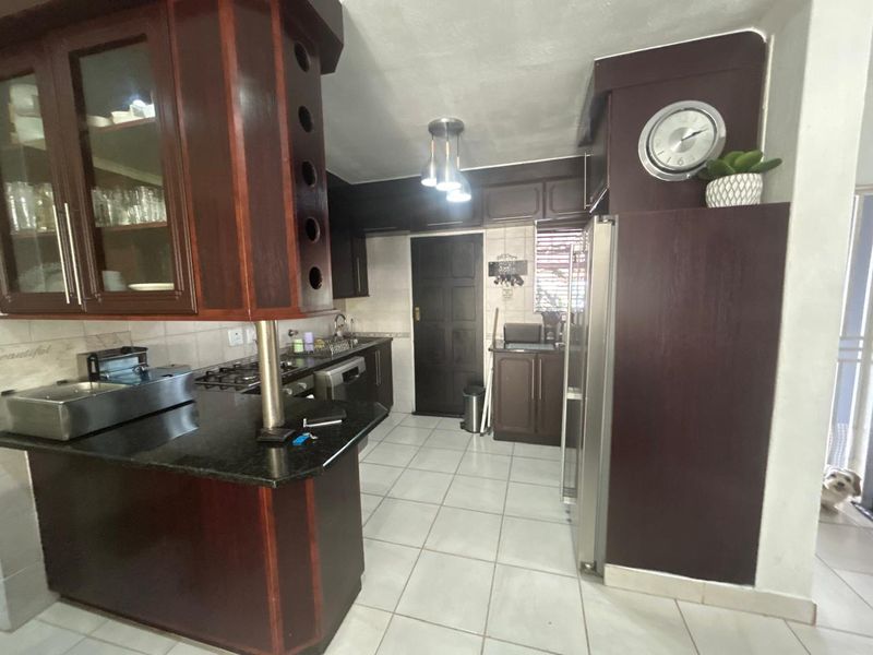 Entertainer’s Dream Home in 24-Hour Guarded Complex – Halfway Gardens, Midrand - Photo 3