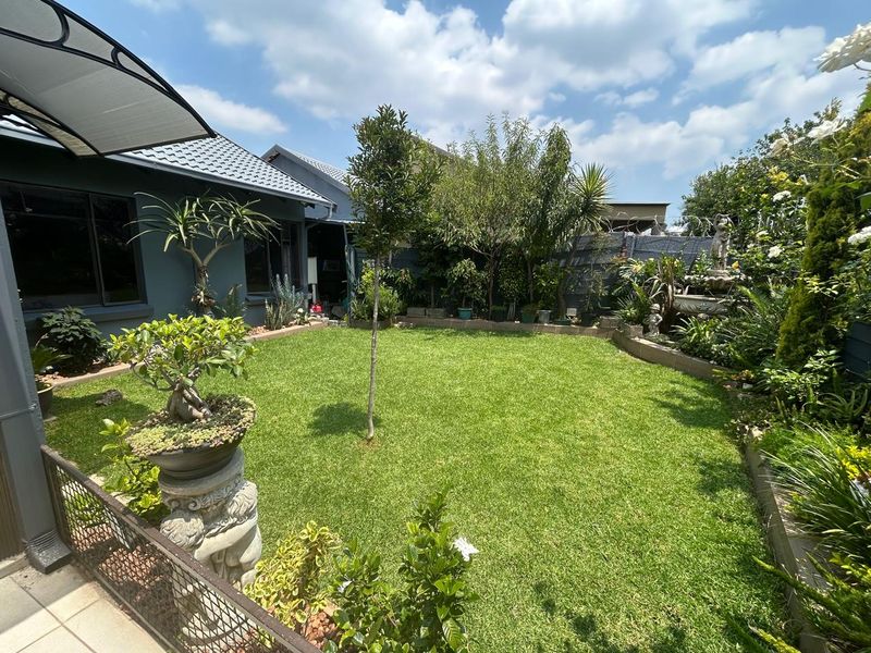 Entertainer’s Dream Home in 24-Hour Guarded Complex – Halfway Gardens, Midrand - Photo 1