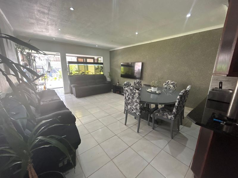 Entertainer’s Dream Home in 24-Hour Guarded Complex – Halfway Gardens, Midrand - Photo 4