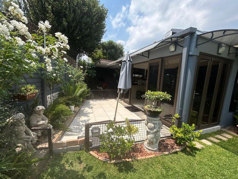 Entertainer’s Dream Home in 24-Hour Guarded Complex – Halfway Gardens, Midrand - Photo 2