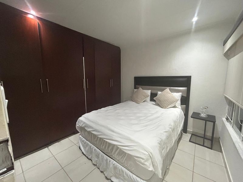 Entertainer’s Dream Home in 24-Hour Guarded Complex – Halfway Gardens, Midrand - Photo 5
